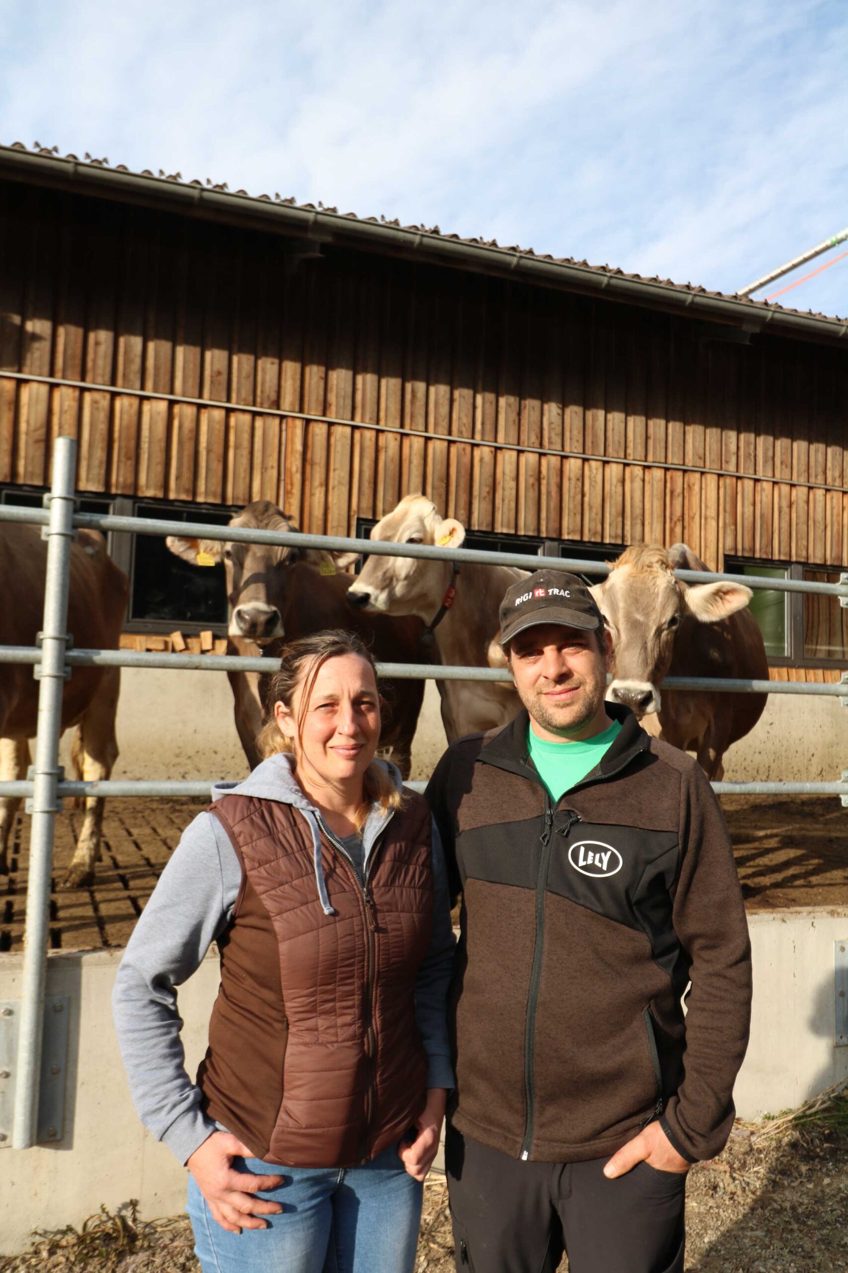 Isabelle & Arno Cadelbert devant l'étable des vaches.