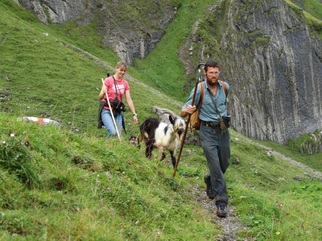 Sandra et Eric Betschart monte à l'alpage.