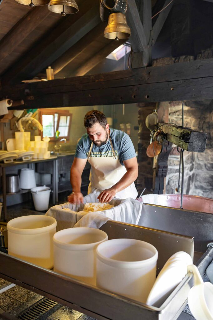 Fabrication de fromage à l'alpage