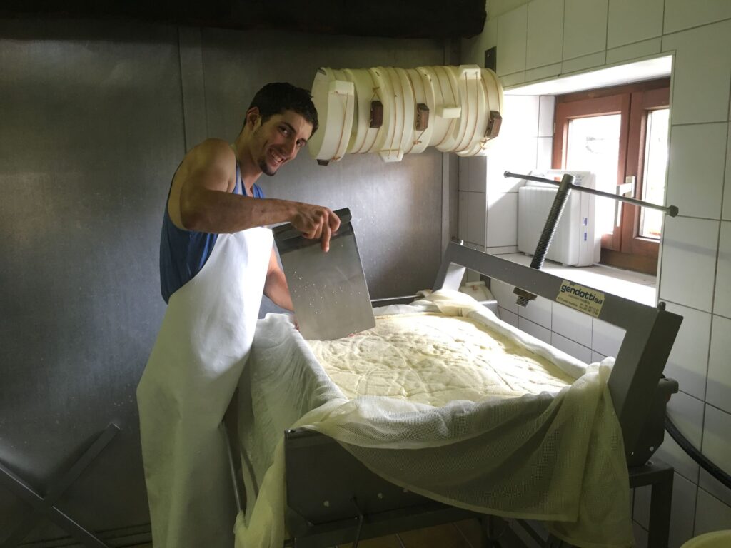 Matteo pendant la production de fromage.